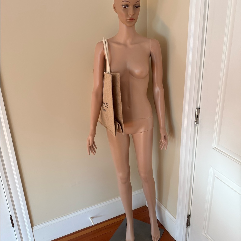 Mannequin - Picture 11 of 13